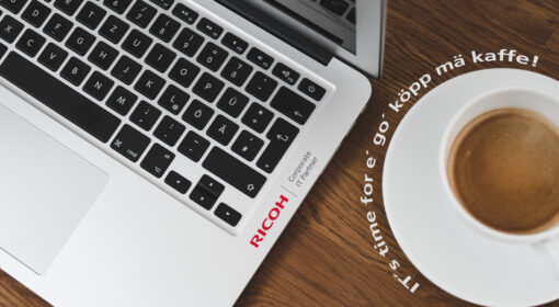 Kaffekopp och laptop och texten Fungerande IT & Gott kaffe