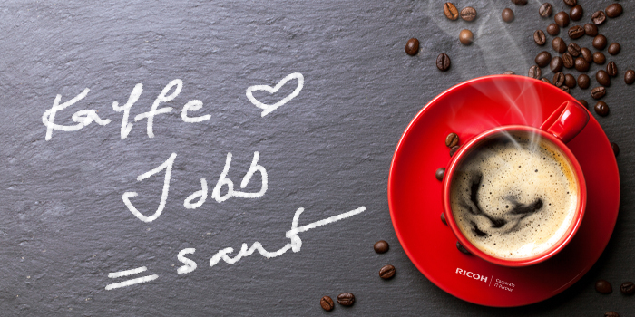 Röd kaffekopp med Ricoh logotype text bredvid: Kaffe hjärta jobb - sant. Symboliserar Kaffe på jobbet