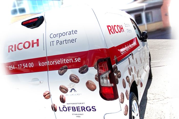 Vår kaffebil som åker med kaffe, kaffemaskiner och kaffeautomater över hela Värmland. Mikael-servar-Kaffemaskiner-och-Kaffeautomater