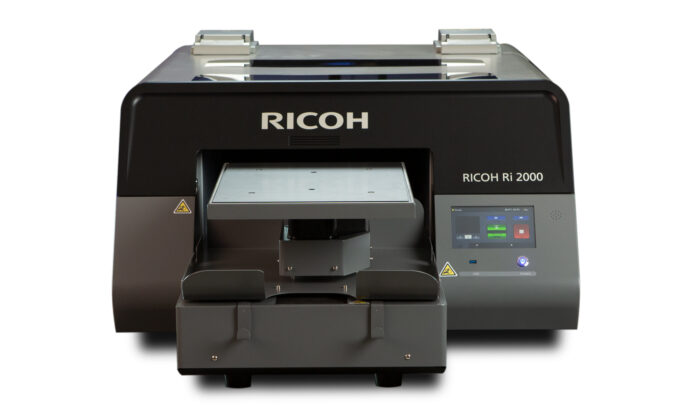 Ricoh Ri2000 DTG Direct To Garment Printer - Textilskrivare för T-shirt, Hoodies, Örngott, Tygpåsar och mycket mer