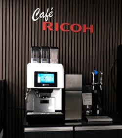 Necta Kalea Kaffemaskin på plats hos Kontorseliten i Karlstad. Skylt med Café Ricoh i bakgrunden. Extrautrustad med mjölkkyl.